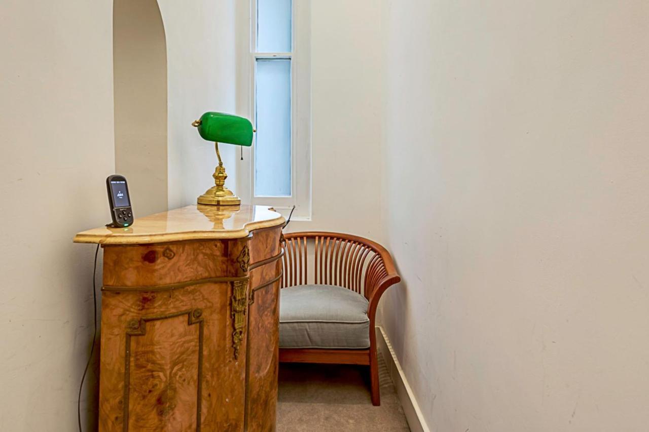 Beautiful Abode In Kensington Olympia Appartamento